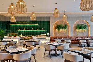Restaurace v ubytování Hotel Local Dubai at Jumeirah Village Triangle