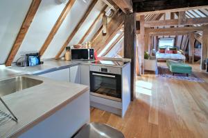 ブラックリーにあるFinest Retreats - The Loft at Brackley Town Hallのキッチン(コンロ付)