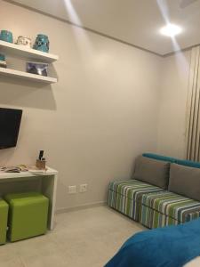 Habitación con sofá y escritorio con ordenador. en Studio 62, en Río de Janeiro