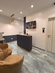 una hall con bancone e sedie in camera di Suite 14 a Scalea