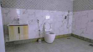 Ένα μπάνιο στο 8 Guests - 4 Bedrooms - Dar Es Salaam City