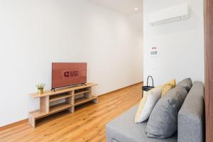 a living room with a couch and a flat screen tv at GuestReady – The Mythic Apartments in Porto