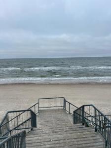 una escalera de madera que conduce a la playa en Apartament Słoneczny, en Międzywodzie 2 fotos más