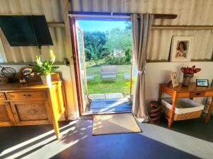 Μια τηλεόραση ή/και κέντρο ψυχαγωγίας στο Blue Horizon Shed +22 φωτογραφίες