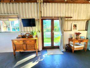 Μια τηλεόραση ή/και κέντρο ψυχαγωγίας στο Blue Horizon Shed