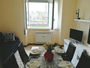 a living room with a table with a vase of flowers at Casa dolce casa, a 2 passi dal lago e vicina a Varenna in Lierna