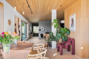 Χώρος καθιστικού στο Stay in The Hollywood Hills of Bergen with Breathtaking Views