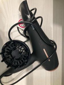 une chaussure à talon noir avec clavier d'ordinateur noir dans l'établissement Encantador apartamento céntrico en Barrio Salamanca, junto a WiZink Center Movistar Arena y Plaza de Toros Las Ventas, à Madrid