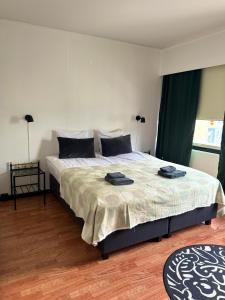 Un dormitorio con una cama grande con dos toallas encima. en Grand Salo Hotel, en Salo