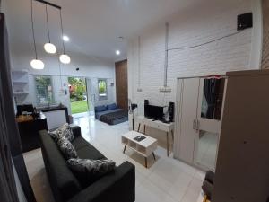 Μια τηλεόραση ή/και κέντρο ψυχαγωγίας στο Guest House B