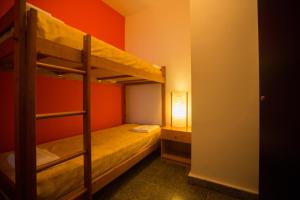 1 Schlafzimmer mit 2 Etagenbetten und einer Lampe in der Unterkunft HI Almograve – Pousada de Juventude in Almograve