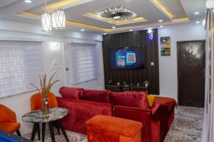 Area tempat duduk di Tasteful Ikeja 2bed rooms luxury Apartment On Allen Aveneue ,Ogundana ,3Min to the Airport ,24hours Power