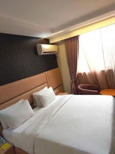 Łóżko lub łóżka w pokoju w obiekcie Golden Tulip Hotel Port Harcourt -GTPH