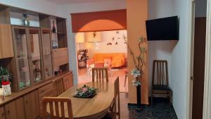 a kitchen and dining room with a table and chairs at Caseta del Delta de l'Ebre in Sant Jaume d'Enveja