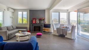 Χώρος καθιστικού στο Bunny island- seaview house, private garden , Lagonisi, Attika riviera by Comfortbnb