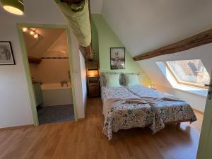 Ένα ή περισσότερα κρεβάτια σε δωμάτιο στο Doubs Séjour - Chambres climatisées Petits déj en supplément