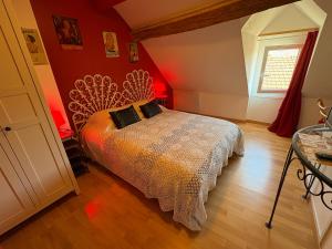 Ένα ή περισσότερα κρεβάτια σε δωμάτιο στο Doubs Séjour - Chambres climatisées Petits déj en supplément