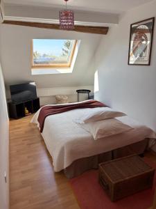 Ένα ή περισσότερα κρεβάτια σε δωμάτιο στο Doubs Séjour - Chambres climatisées Petits déj en supplément