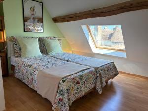 Ένα ή περισσότερα κρεβάτια σε δωμάτιο στο Doubs Séjour - Chambres climatisées Petits déj en supplément