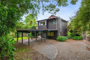 Un jardín fuera de Lakeside Villa - Lake Rotoiti Holiday Home