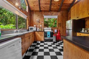 Una cocina o cocineta en Lakeside Villa - Lake Rotoiti Holiday Home 16 fotos más