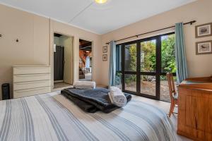 Una cama o camas en una habitación de Lakeside Villa - Lake Rotoiti Holiday Home