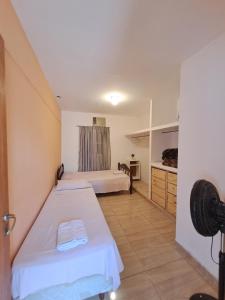 ein Schlafzimmer mit zwei Betten in einem Zimmer in der Unterkunft Departamento don Pedro 1 in Posadas