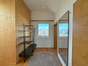 a room with a staircase and a window at "EIGHT" Premium Apartments Seekirchen, charmante 3-Zi-Dachgeschoss-Wohnung mit Balkon in Seekirchen am Wallersee