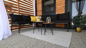 Televisyen dan/atau pusat hiburan di Mobile home Maris with shared pool and sea view