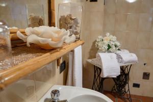 a bathroom with a sink and a mirror at A casa di Cinzia in Forte dei Marmi