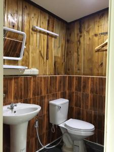 Et badeværelse på เรินเรา ริมเล รีสอร์ท