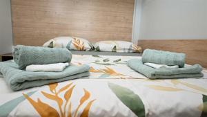Katil atau katil-katil dalam bilik di Mobile home Maris with shared pool and sea view +28 gambar