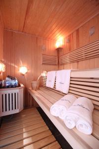 sauna z białymi ręcznikami na drewnianej ścianie w obiekcie Tatrzański Gościniec w Leśnicy