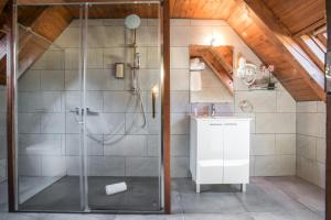 Un baño con ducha con puerta de cristal. en Hotel SNÖ Mont Romies, en Salardú