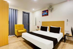 Postel nebo postele na pokoji v ubytování Super Hotel O Near Uttam Nagar East Metro
