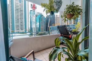 Un balcón con vista al horizonte de la ciudad. en Charlotte Street Towers, en Brisbane