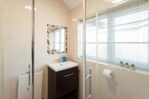 Ένα μπάνιο στο Cosy 3 bedroom house in quiet residential area +27 φωτογραφίες