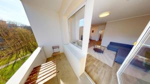 ein Wohnzimmer mit einer blauen Couch und einem großen Fenster in der Unterkunft Wohlfühlapartment für 5 Personen, Haltestelle der Linie 5 in unmittelbarer Nähe, WLAN in Chemnitz