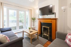 Μια τηλεόραση ή/και κέντρο ψυχαγωγίας στο Cosy 3 bedroom house in quiet residential area