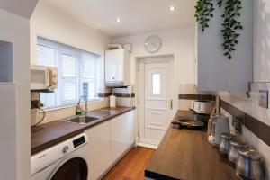 Η κουζίνα ή μικρή κουζίνα στο Cosy 3 bedroom house in quiet residential area