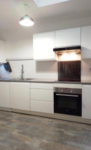 Η κουζίνα ή μικρή κουζίνα στο Kalipay - 7 min à pied des Grands Buffets +13 φωτογραφίες