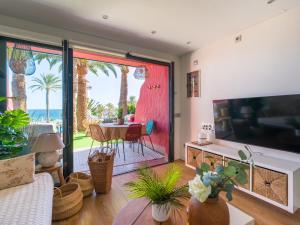 een woonkamer met een grote flatscreen-tv en een tafel bij Blue Horizon Retreat in Playa del Aguila