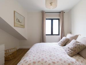 een slaapkamer met een bed en een raam bij Blue Horizon Retreat in Playa del Aguila +34 foto's