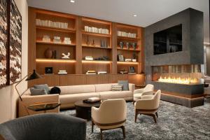AC Hotel by Marriott Reston的休息区