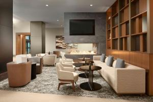 AC Hotel by Marriott Reston的休息区