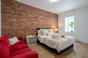 Postel nebo postele na pokoji v ubytování Central 2BDR Condo on Bishop-Vibe Central MTL + 14 fotografií