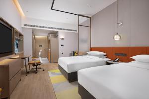 Postel nebo postele na pokoji v ubytování Home2 Suite by Hilton Fuyang Taihe