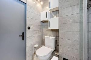 baño con aseo y puerta de cristal en Le Neptune - Studio face à la plage - Parking, en Fleury