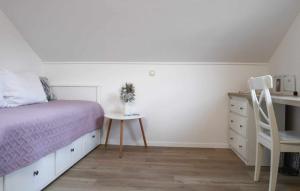 een slaapkamer met een bed, een bureau en een stoel bij Ledinić room in Mokošica