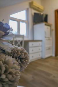 een kamer met een keuken met een aanrecht en een dressoir bij Ledinić room in Mokošica +22 foto's